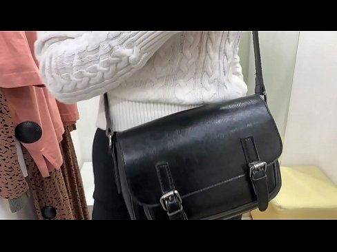 ❤️ Јавна мастурбација на младата кучка FeralBerry со дилдо во фитинг просторијата ☑ Порно кај нас ❌❤