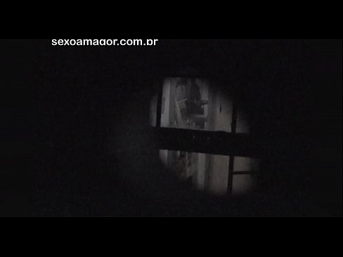 ❤️ Блонди е тајно снимена од воајер од соседството скриен зад шупливи тули ☑ Порно кај нас ❌❤